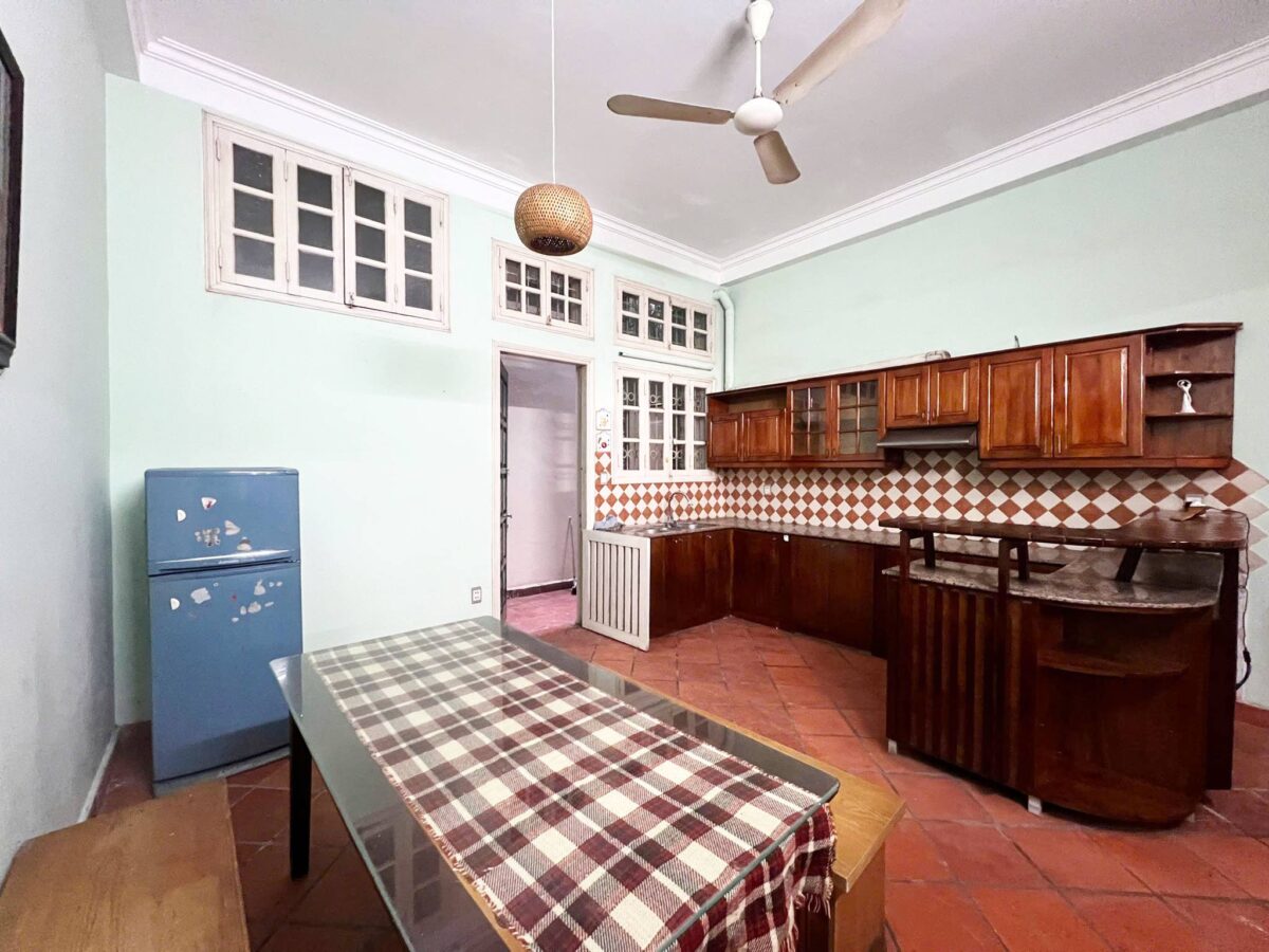 Cheap 3-bedroom house on Nghi Tam Street, Tay Ho area for rent (9)