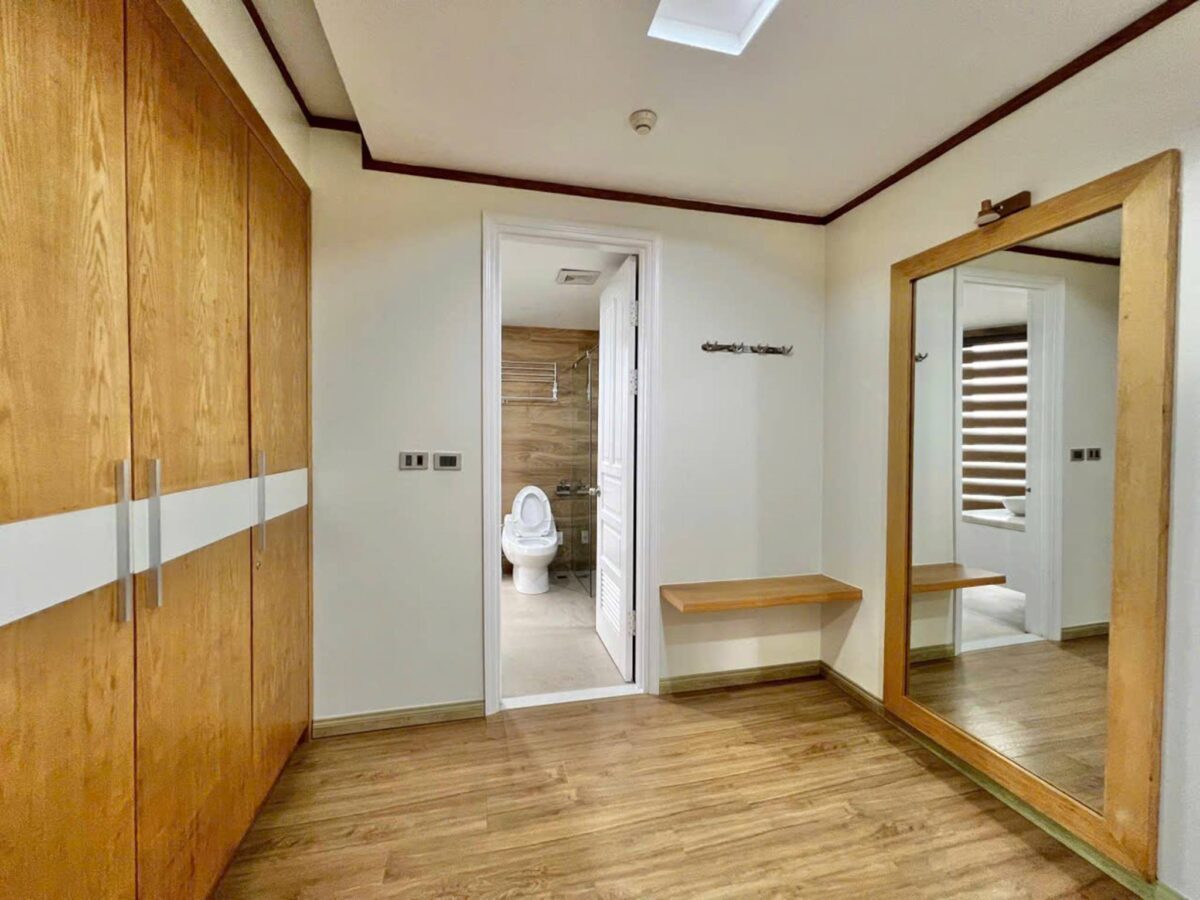 Gorgeous 4-bedroom penthouse at P1 Ciputra for rent (17)