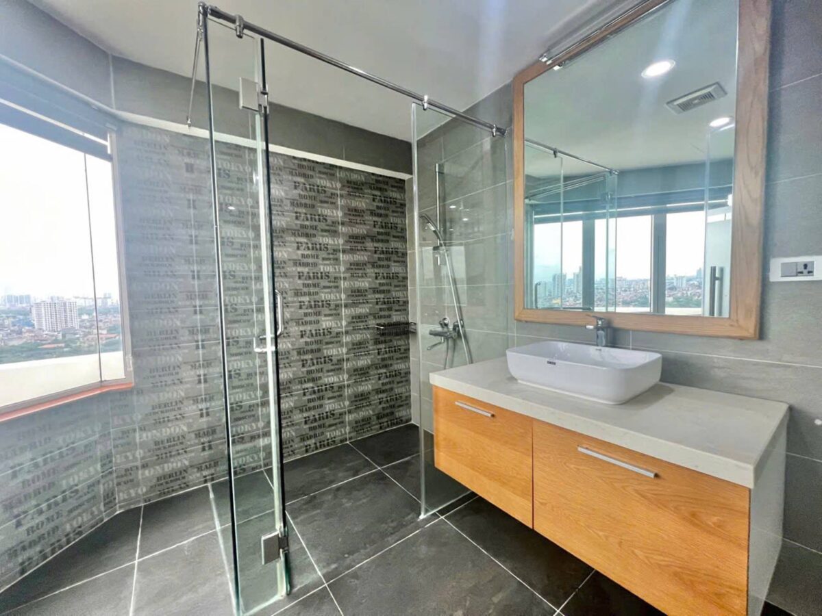 Gorgeous 4-bedroom penthouse at P1 Ciputra for rent (23)