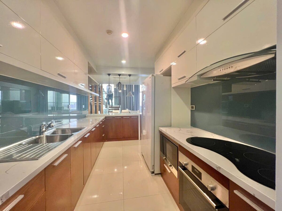 Gorgeous 4-bedroom penthouse at P1 Ciputra for rent (6)