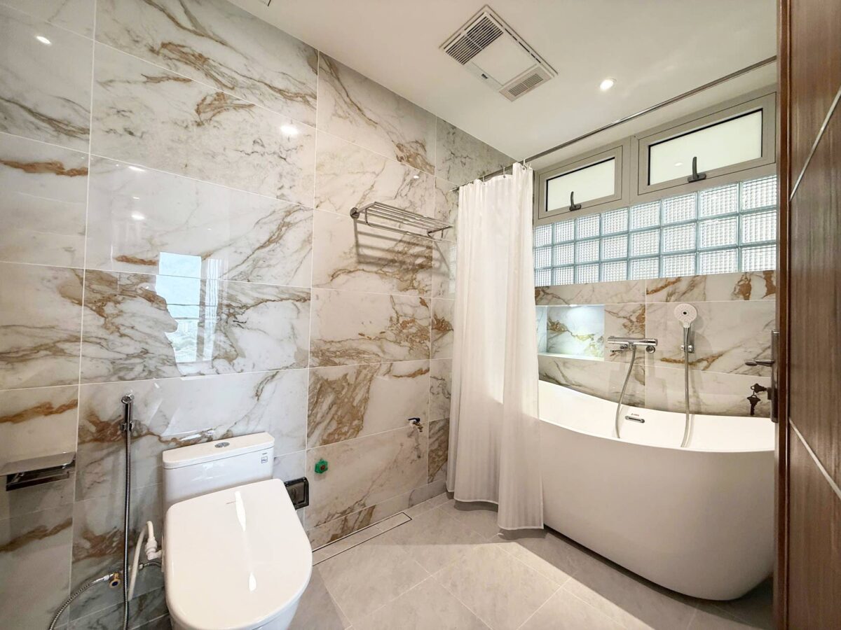 Newly-renovated 3-bedroom apartment at L1 Ciputra for rent (12)