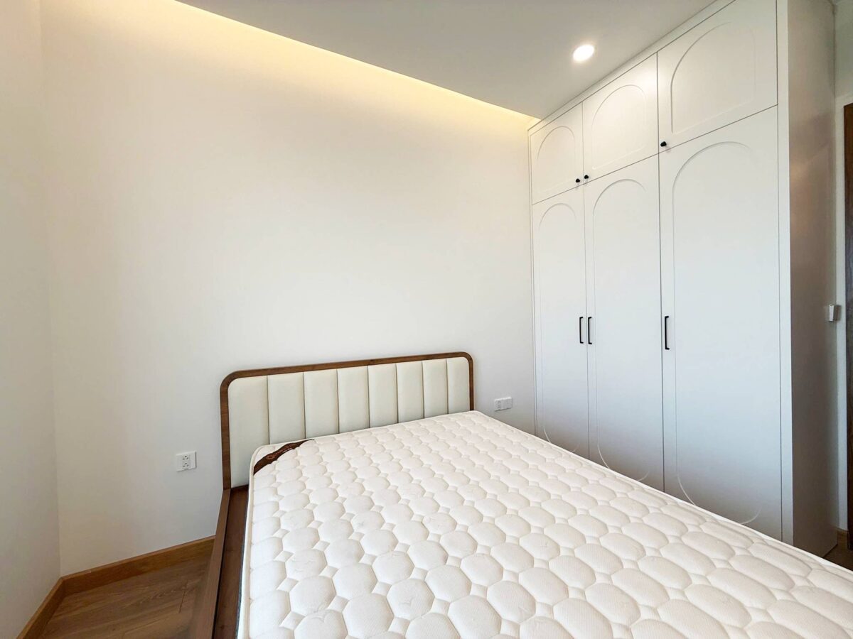 Newly-renovated 3-bedroom apartment at L1 Ciputra for rent (9)