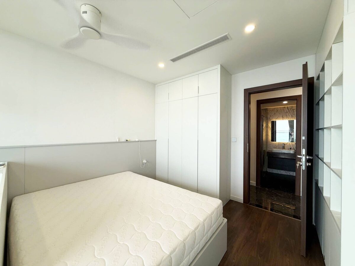 Sunshine Golden River Dreamy river-view 3-bedroom apartment for rent at a cheap price (12)