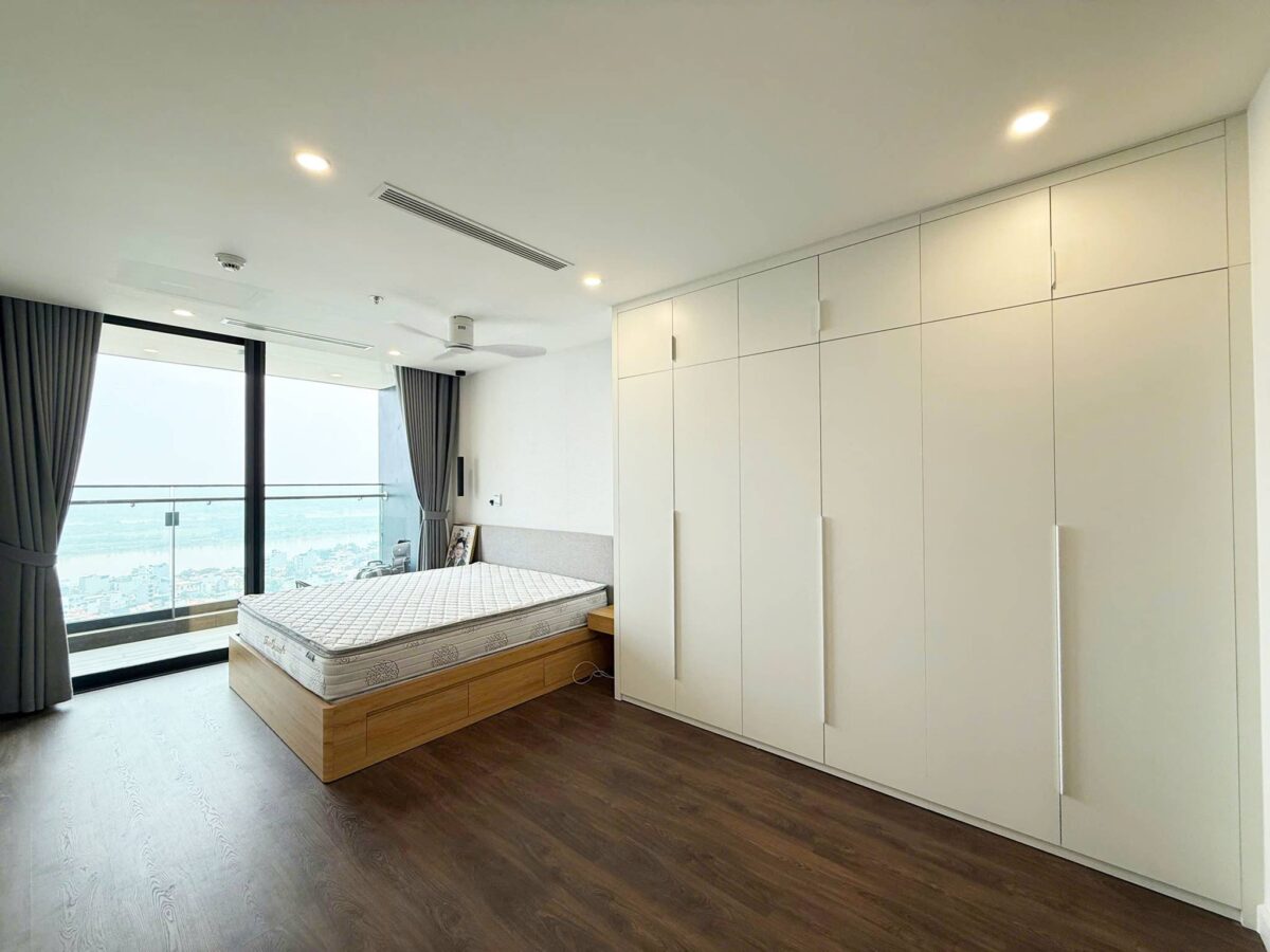 Sunshine Golden River Dreamy river-view 3-bedroom apartment for rent at a cheap price (14)