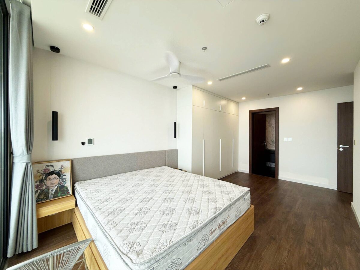 Sunshine Golden River Dreamy river-view 3-bedroom apartment for rent at a cheap price (15)