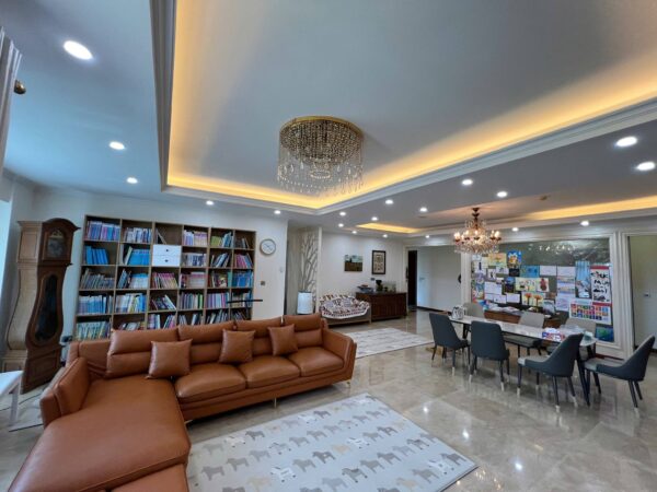 Top-of-the-line 4-bedroom267-SQM apartment at L1 Ciputra for rent (1)