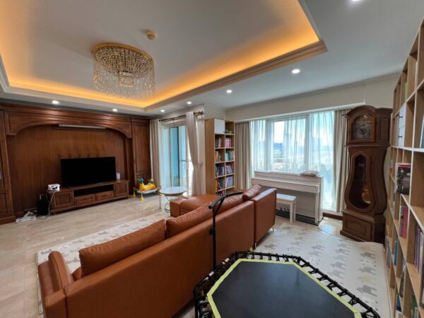 Top-of-the-line 4-bedroom267-SQM apartment at L1 Ciputra for rent (2)