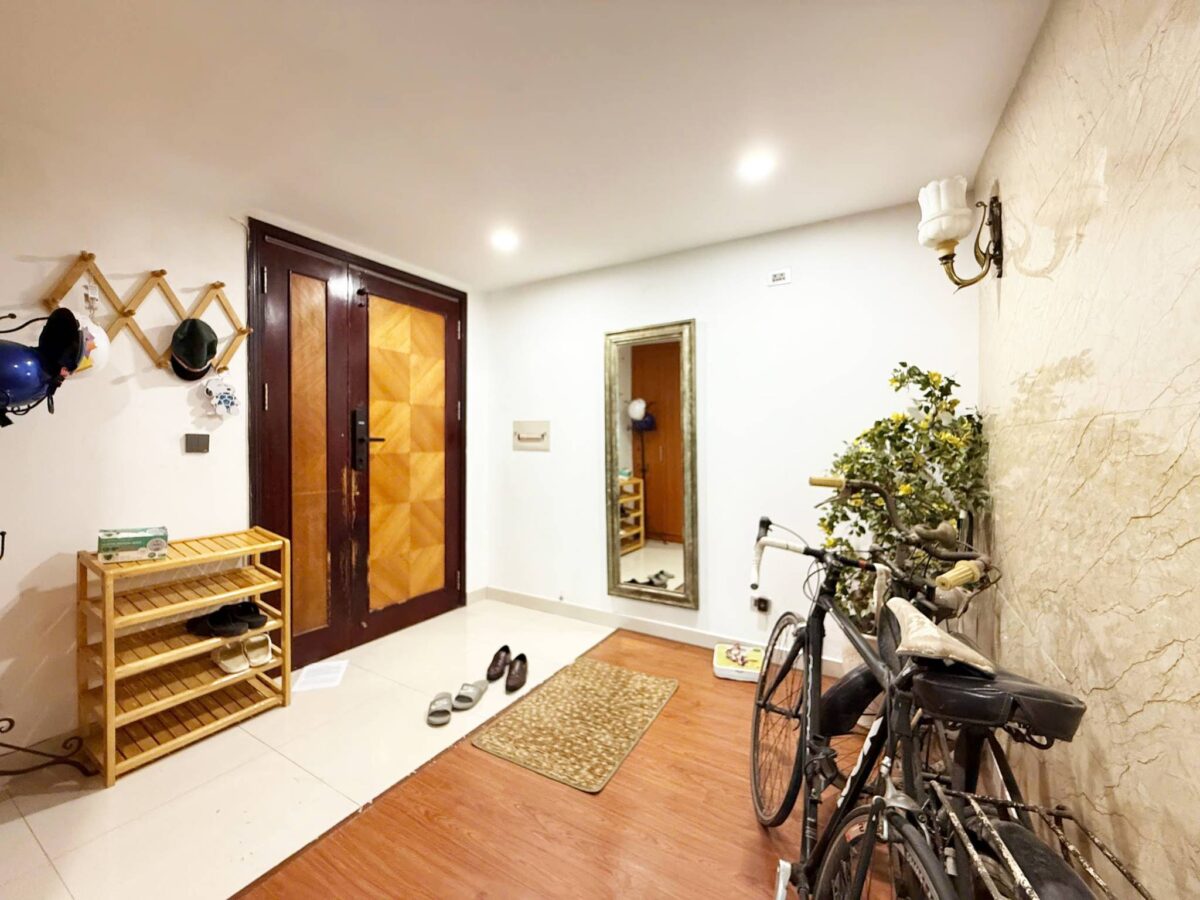 Cheap 3-bedroom penthouse at E1 Ciputra for rent (10)