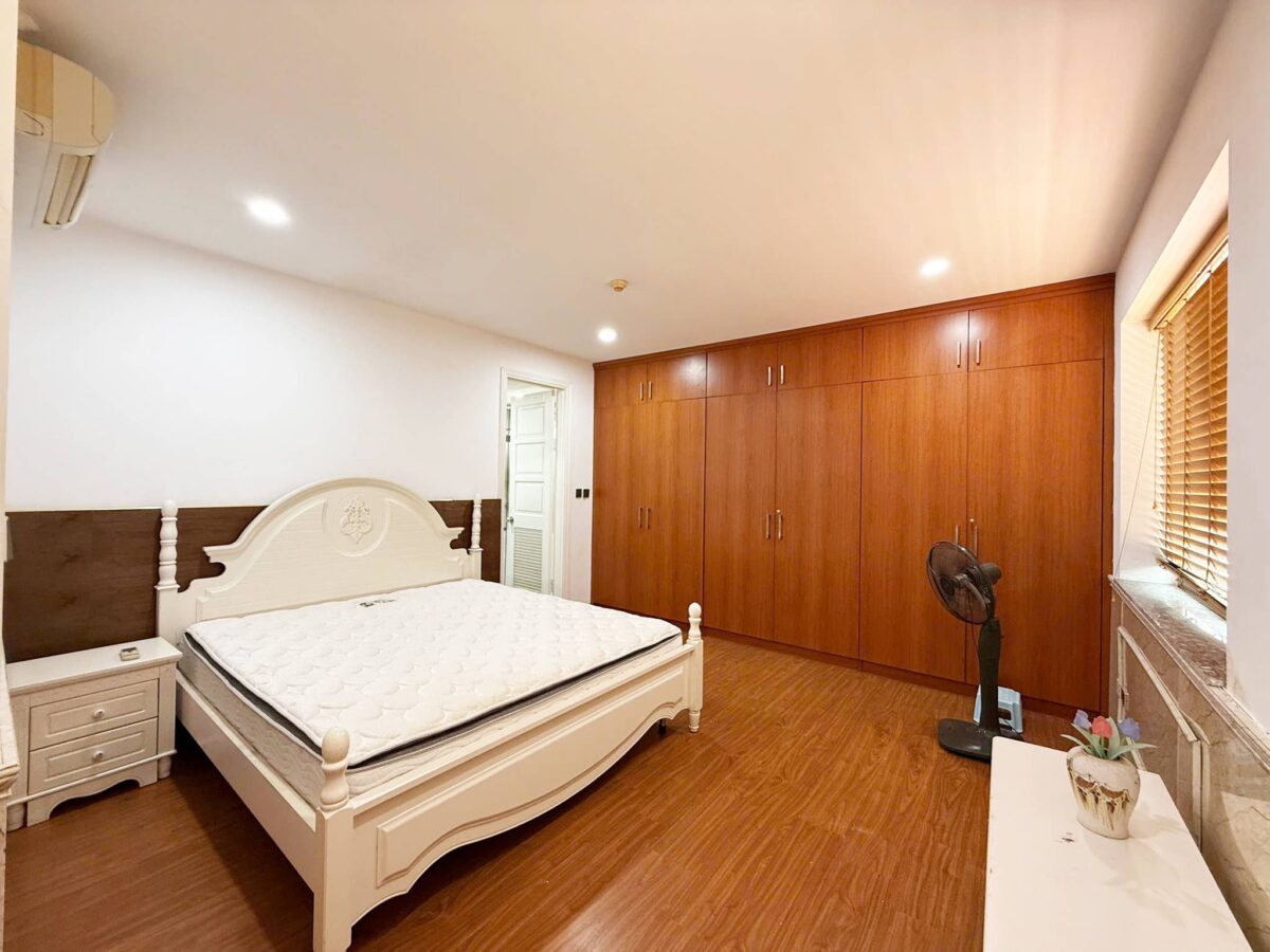 Cheap 3-bedroom penthouse at E1 Ciputra for rent (11)