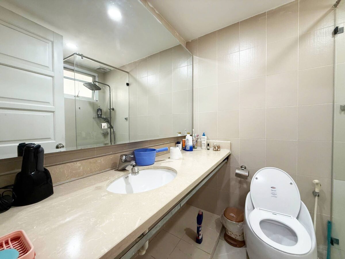 Cheap 3-bedroom penthouse at E1 Ciputra for rent (13)