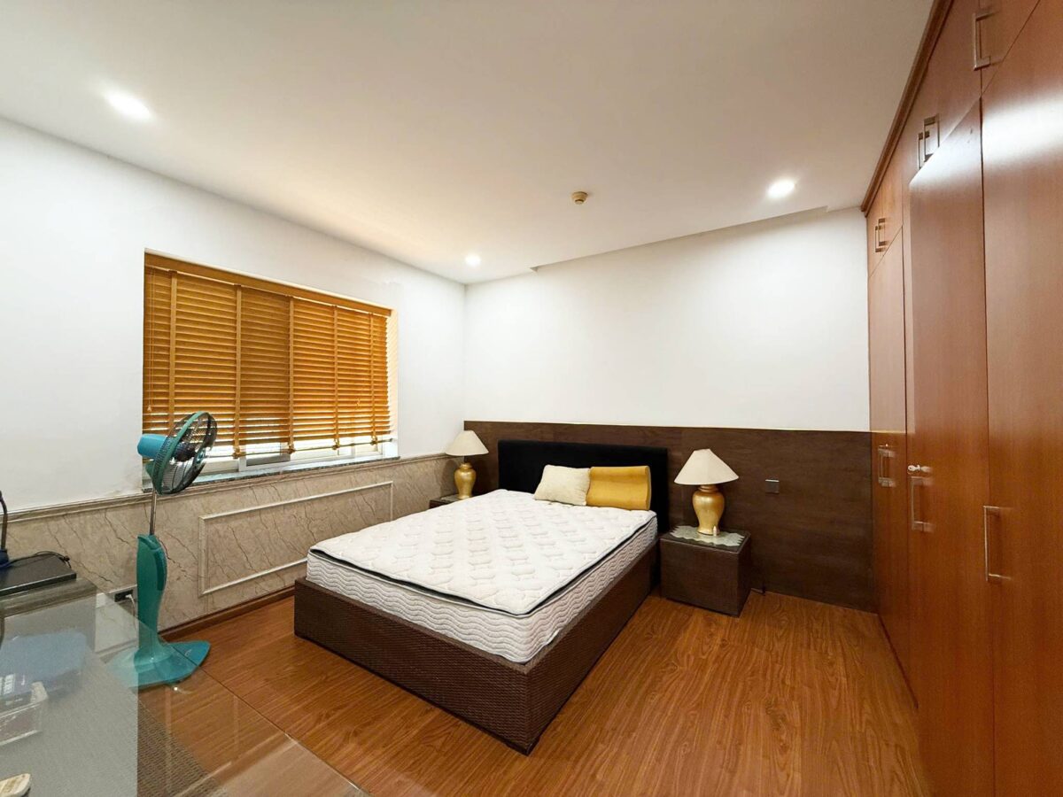 Cheap 3-bedroom penthouse at E1 Ciputra for rent (15)