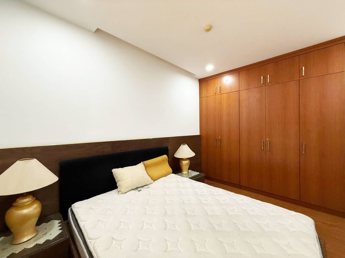 Cheap 3-bedroom penthouse at E1 Ciputra for rent (16)