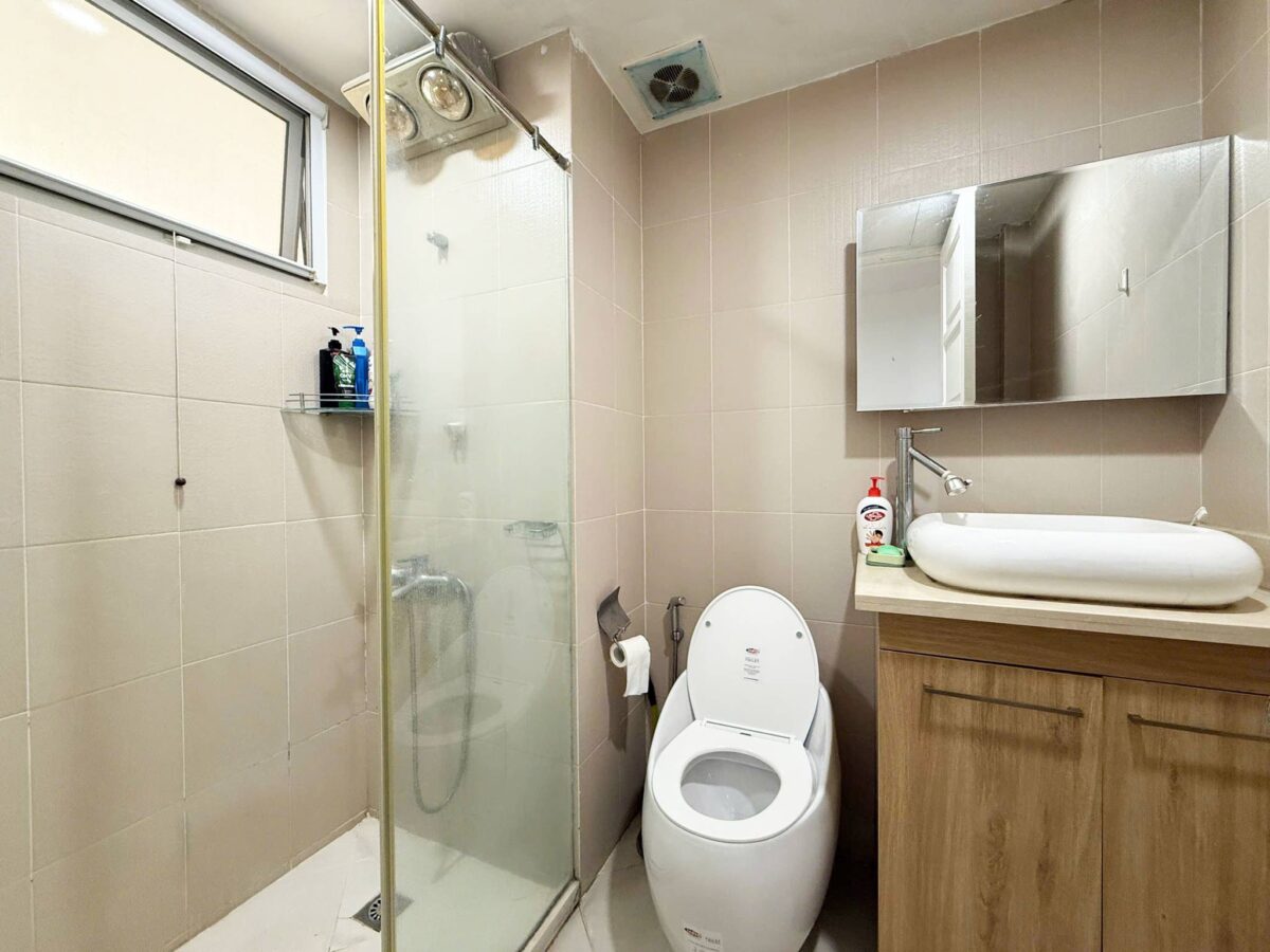 Cheap 3-bedroom penthouse at E1 Ciputra for rent (17)