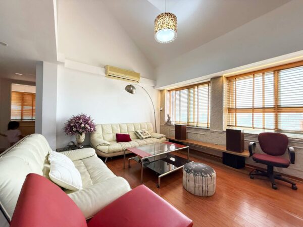 Cheap 3-bedroom penthouse at E1 Ciputra for rent (2)