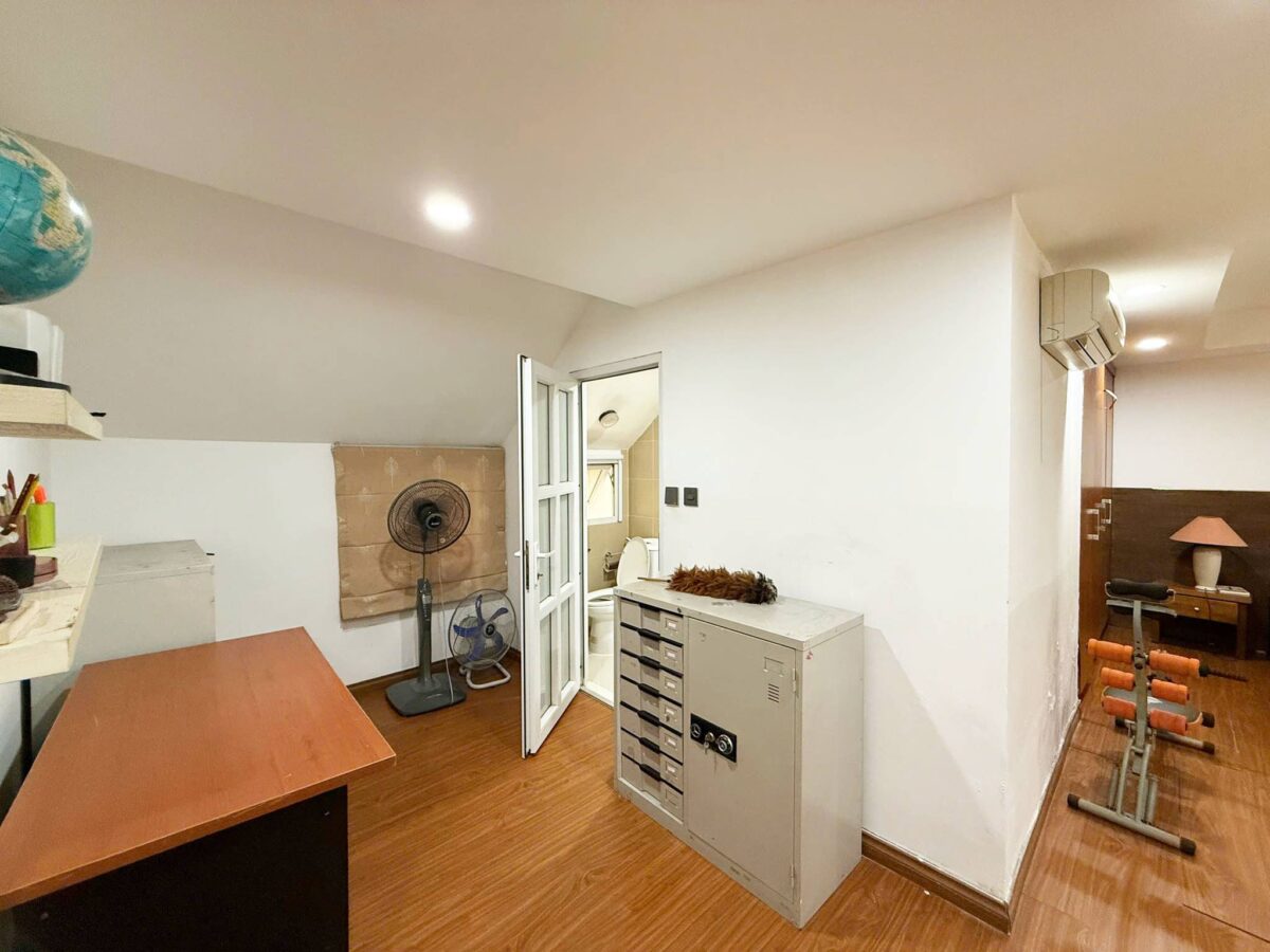 Cheap 3-bedroom penthouse at E1 Ciputra for rent (20)
