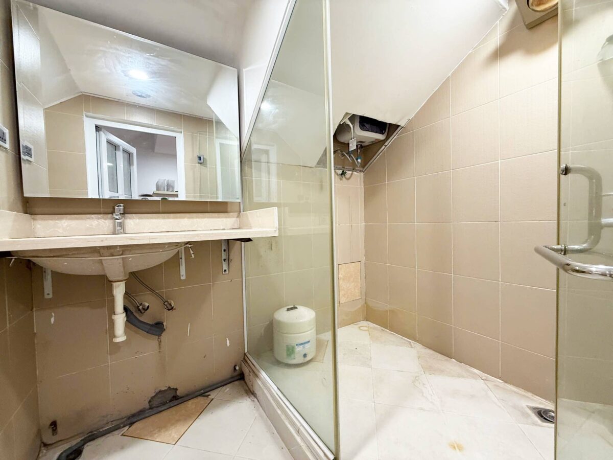 Cheap 3-bedroom penthouse at E1 Ciputra for rent (22)