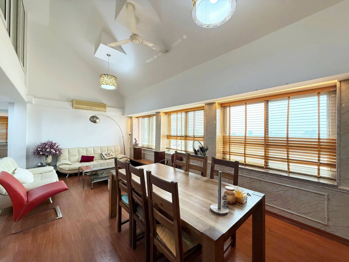 Cheap 3-bedroom penthouse at E1 Ciputra for rent (3)