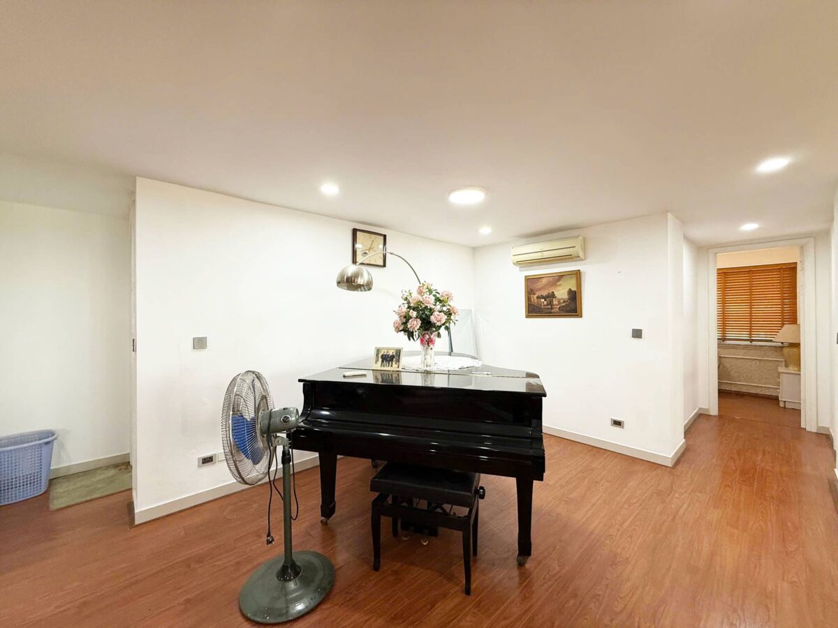 Cheap 3-bedroom penthouse at E1 Ciputra for rent (4)