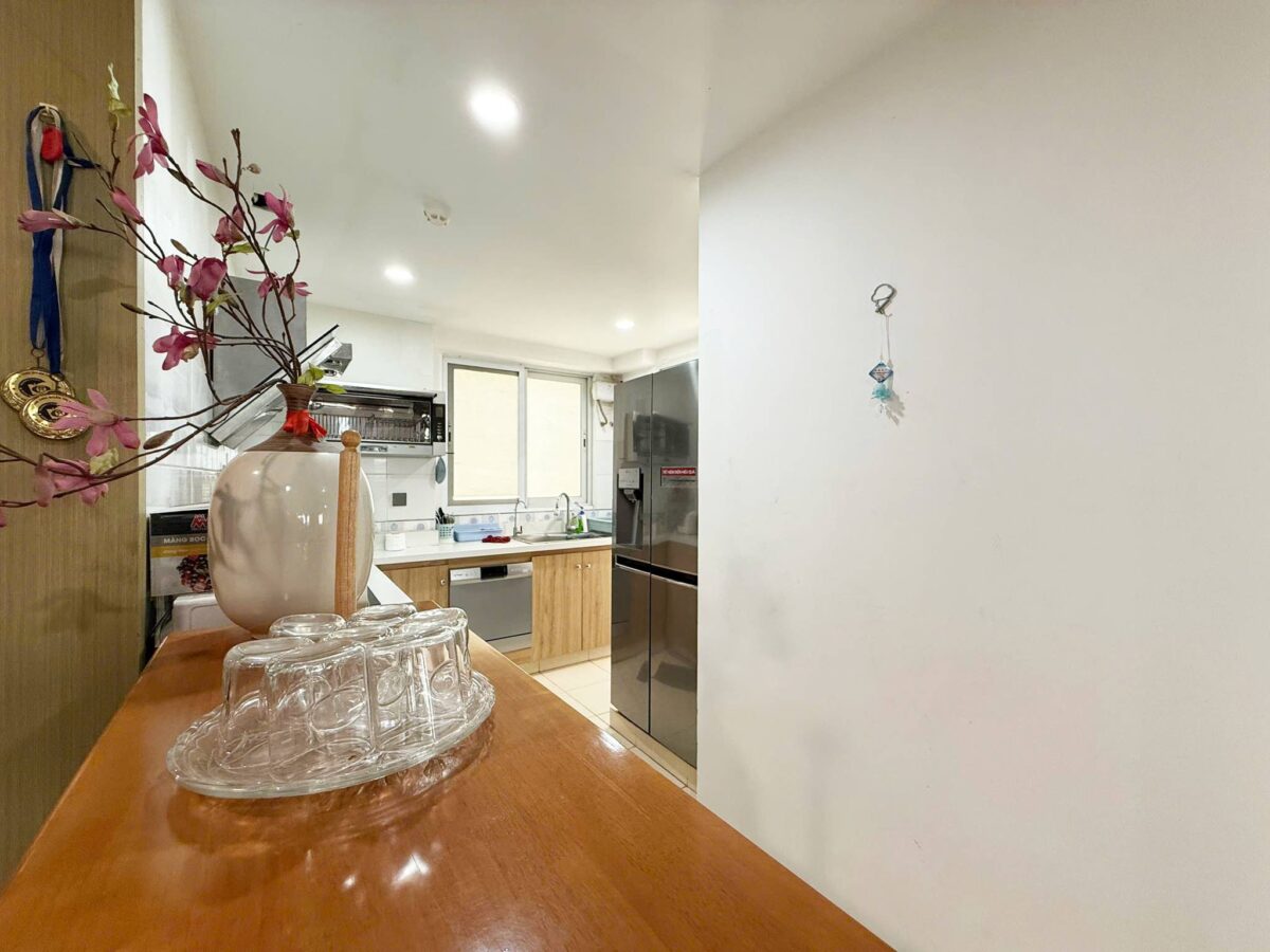Cheap 3-bedroom penthouse at E1 Ciputra for rent (5)