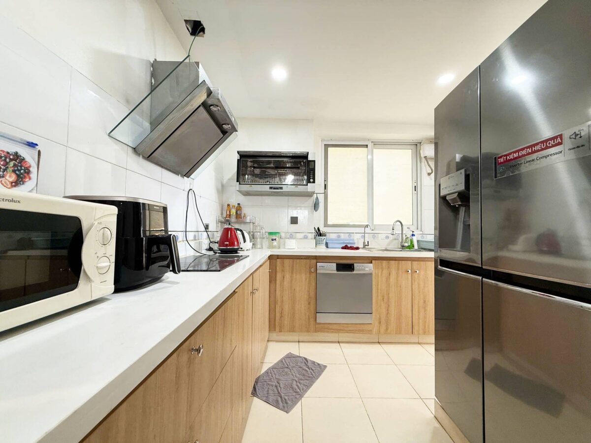 Cheap 3-bedroom penthouse at E1 Ciputra for rent (6)