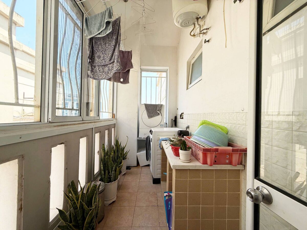 Cheap 3-bedroom penthouse at E1 Ciputra for rent (8)