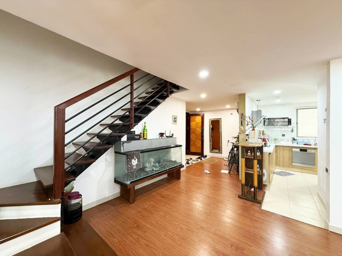 Cheap 3-bedroom penthouse at E1 Ciputra for rent (9)