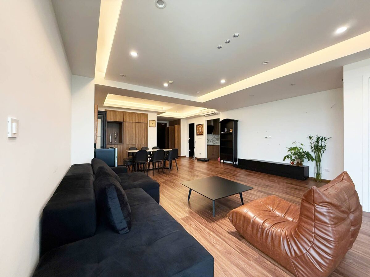Contemporary 3-bedroom apartment for rent at E4 Ciputra (1)