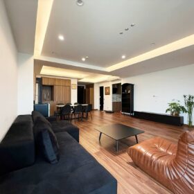 Contemporary 3-bedroom apartment for rent at E4 Ciputra (1)