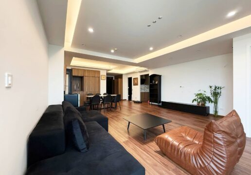 Contemporary 3-bedroom apartment for rent at E4 Ciputra (1)