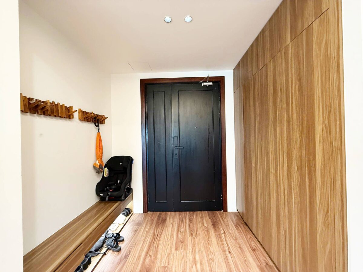 Contemporary 3-bedroom apartment for rent at E4 Ciputra (10)