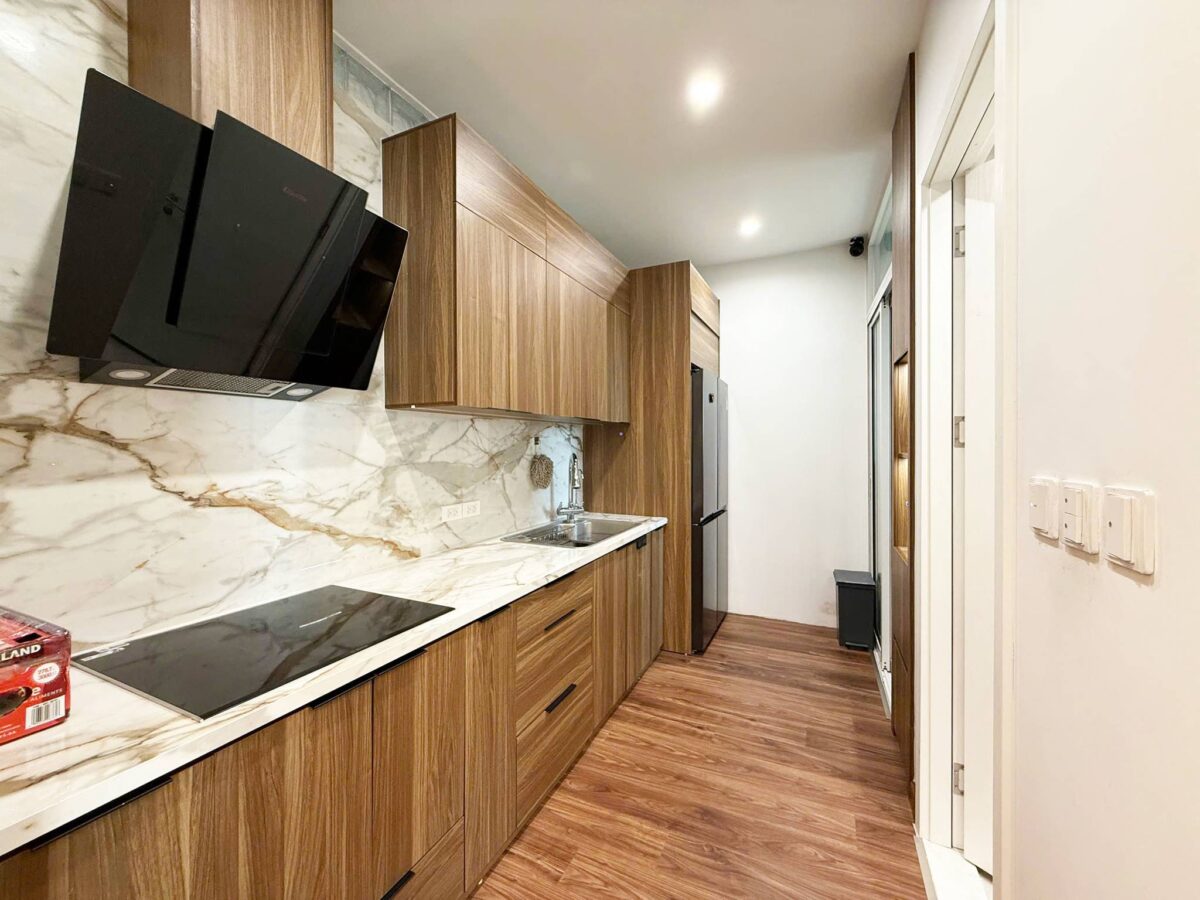 Contemporary 3-bedroom apartment for rent at E4 Ciputra (11)
