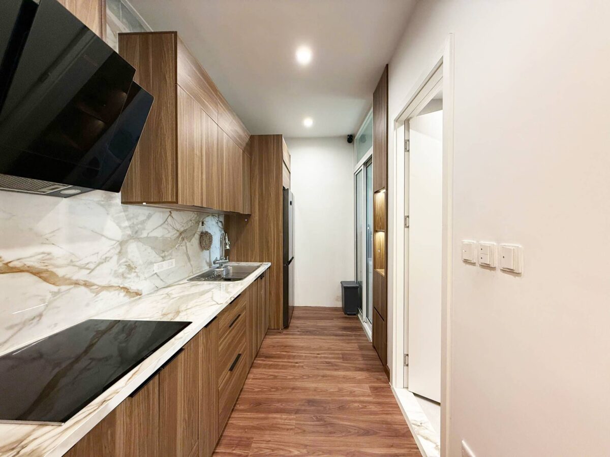 Contemporary 3-bedroom apartment for rent at E4 Ciputra (12)