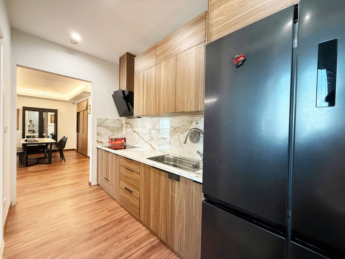 Contemporary 3-bedroom apartment for rent at E4 Ciputra (13)