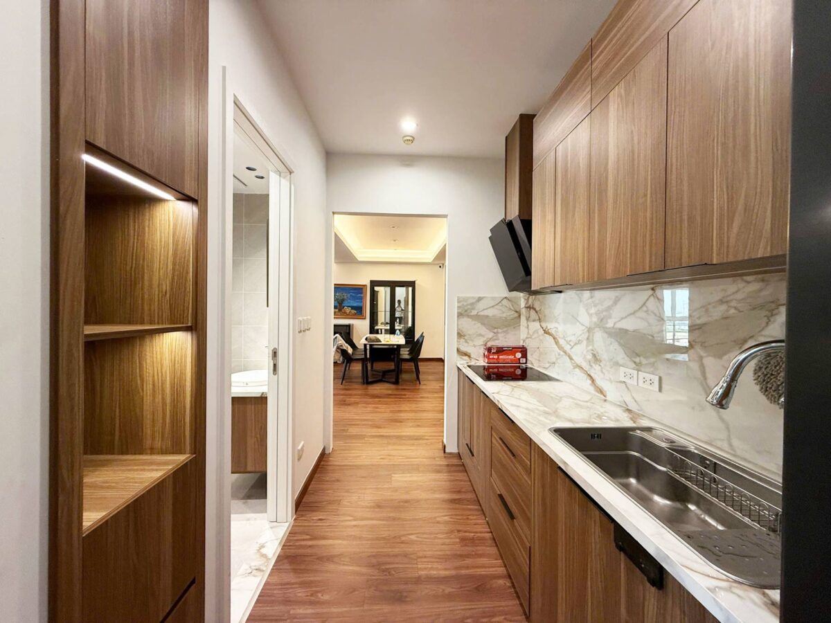 Contemporary 3-bedroom apartment for rent at E4 Ciputra (14)