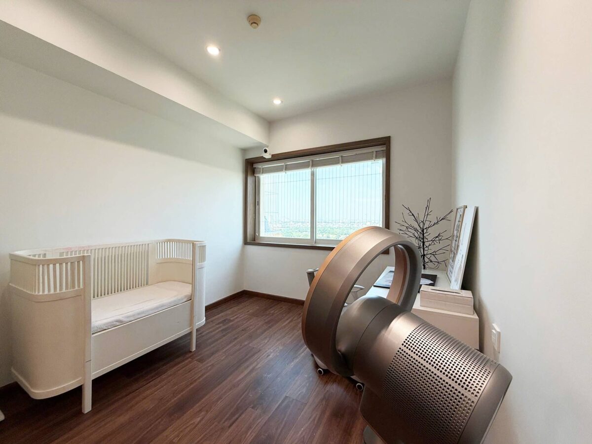 Contemporary 3-bedroom apartment for rent at E4 Ciputra (15)
