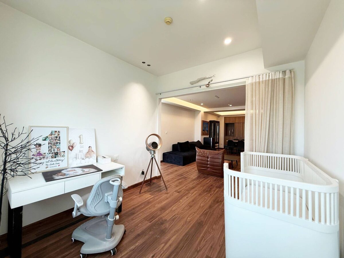Contemporary 3-bedroom apartment for rent at E4 Ciputra (16)