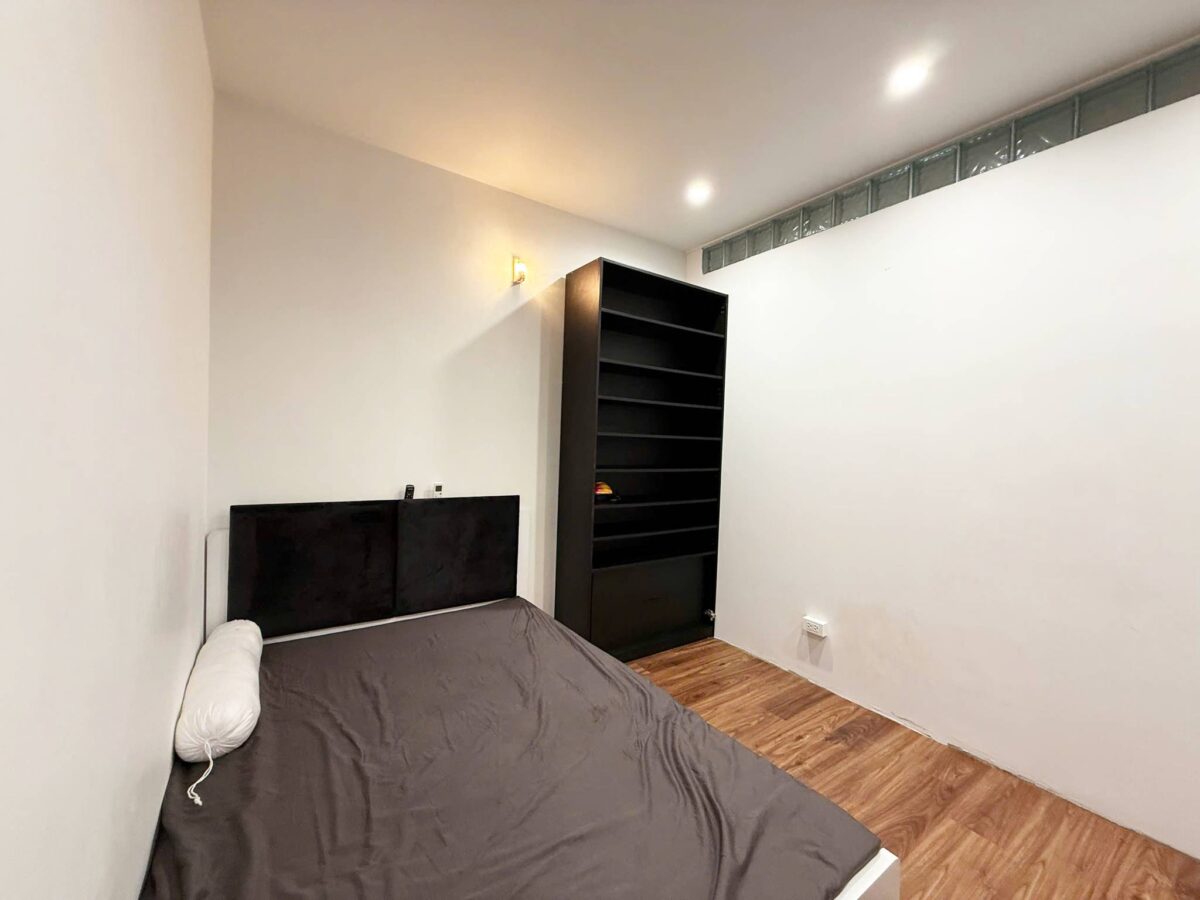 Contemporary 3-bedroom apartment for rent at E4 Ciputra (18)