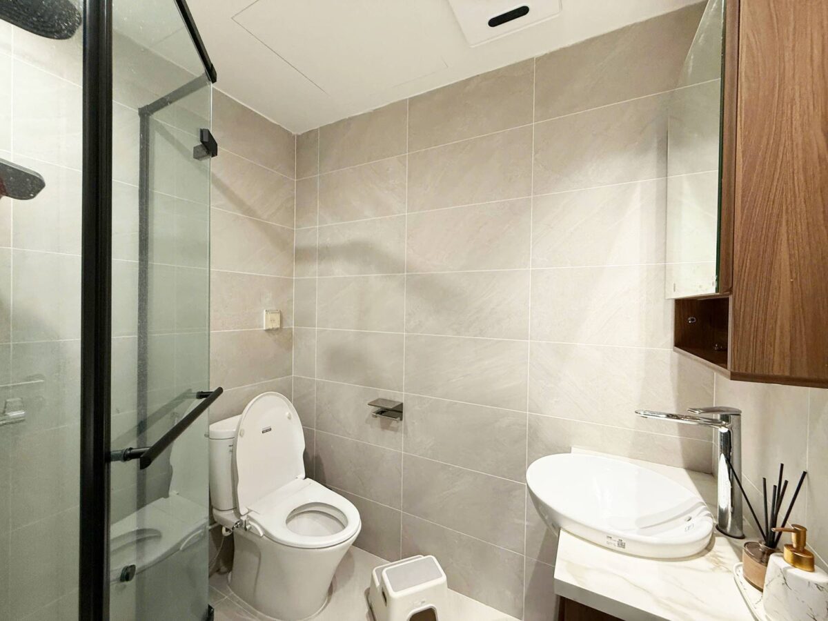 Contemporary 3-bedroom apartment for rent at E4 Ciputra (20)