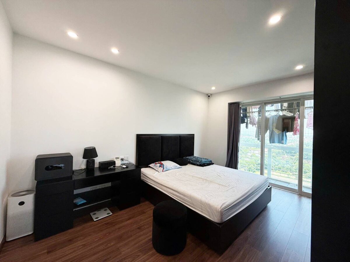 Contemporary 3-bedroom apartment for rent at E4 Ciputra (21)