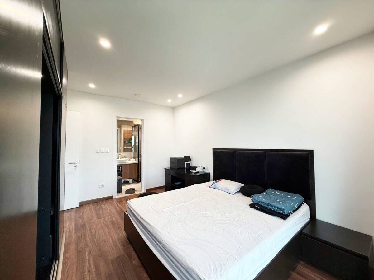 Contemporary 3-bedroom apartment for rent at E4 Ciputra (22)