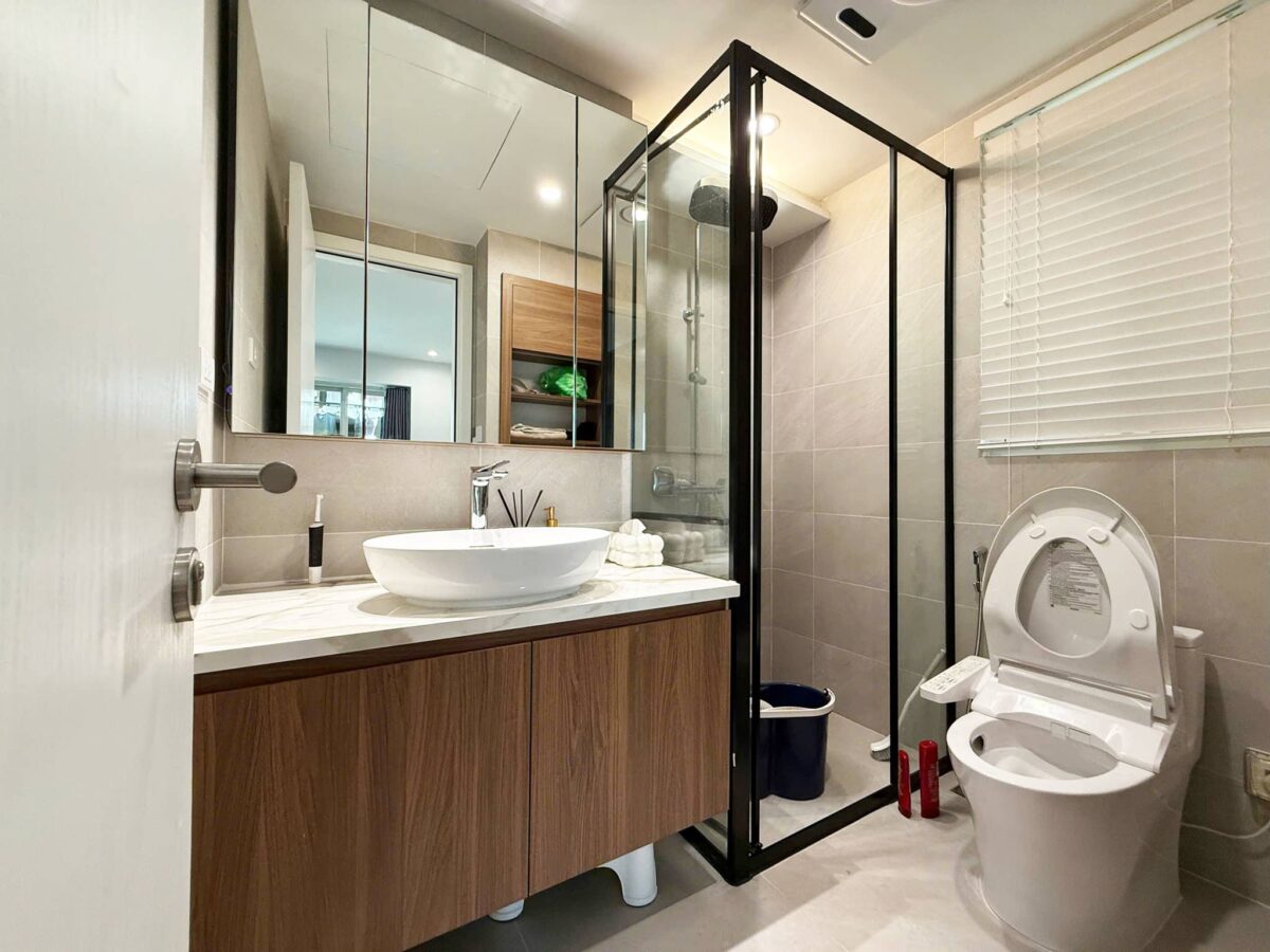 Contemporary 3-bedroom apartment for rent at E4 Ciputra (23)