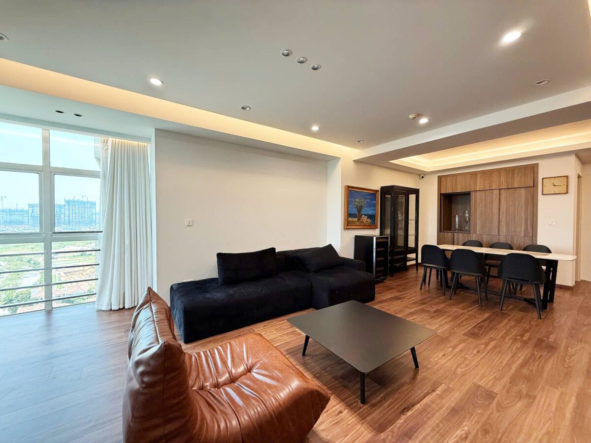Contemporary 3-bedroom apartment for rent at E4 Ciputra (3)
