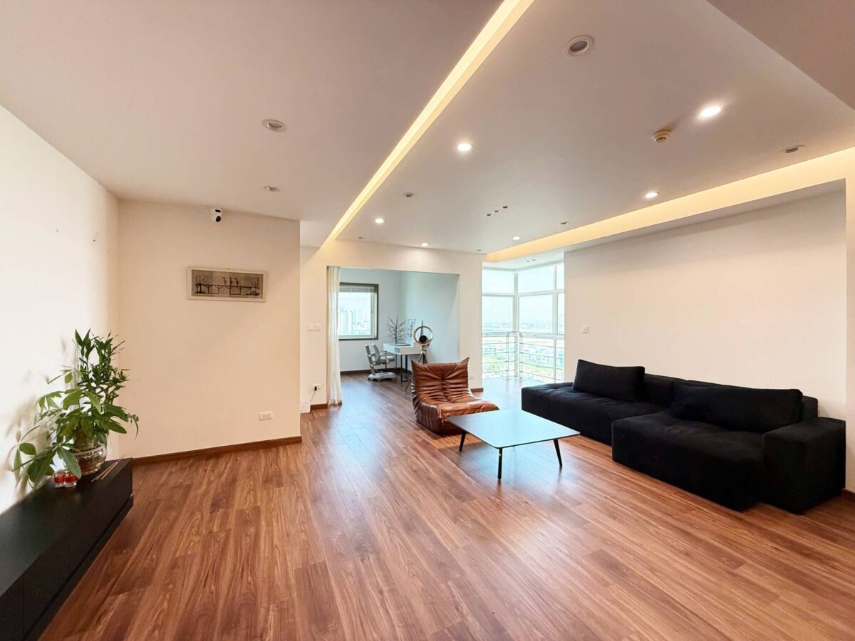 Contemporary 3-bedroom apartment for rent at E4 Ciputra (4)