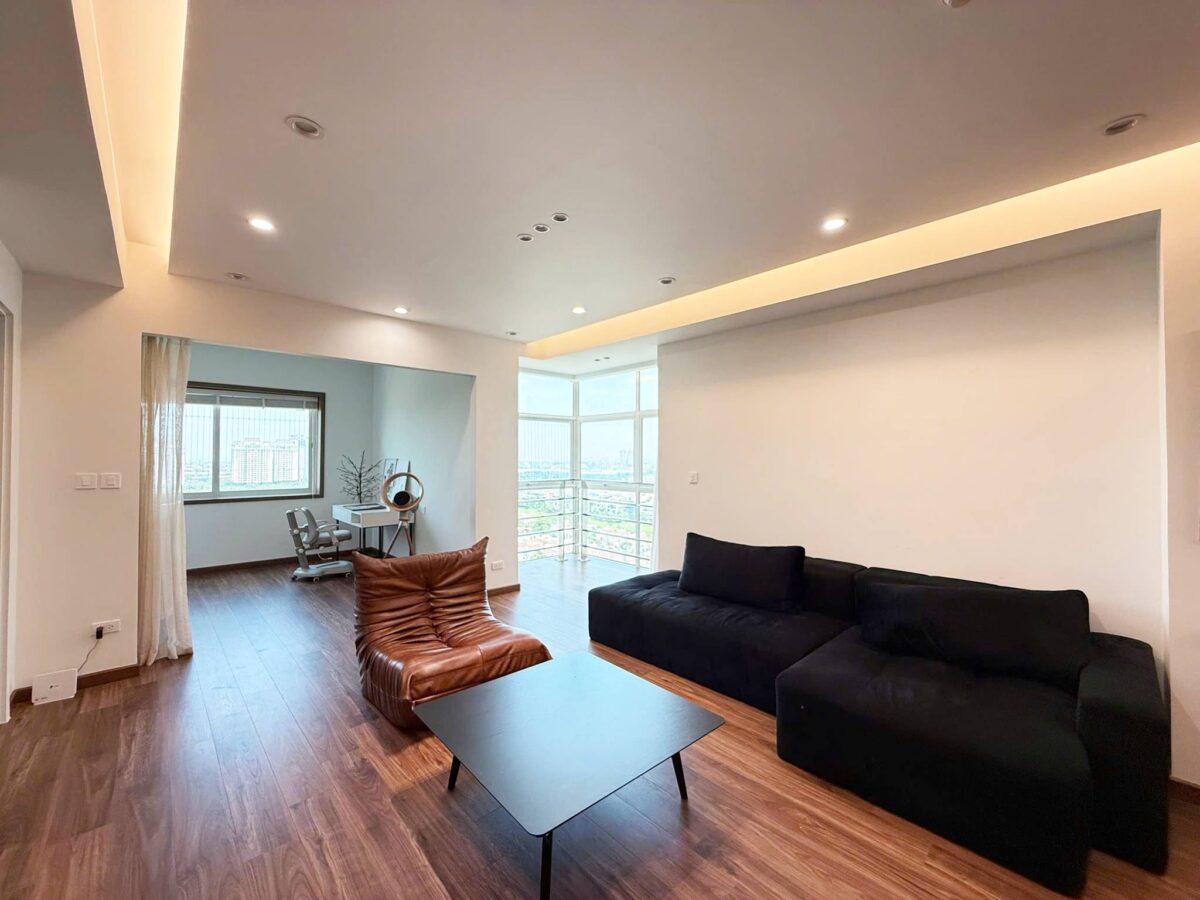 Contemporary 3-bedroom apartment for rent at E4 Ciputra (5)