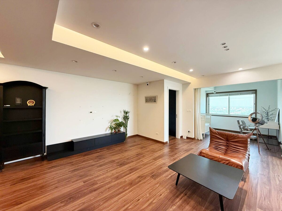 Contemporary 3-bedroom apartment for rent at E4 Ciputra (6)