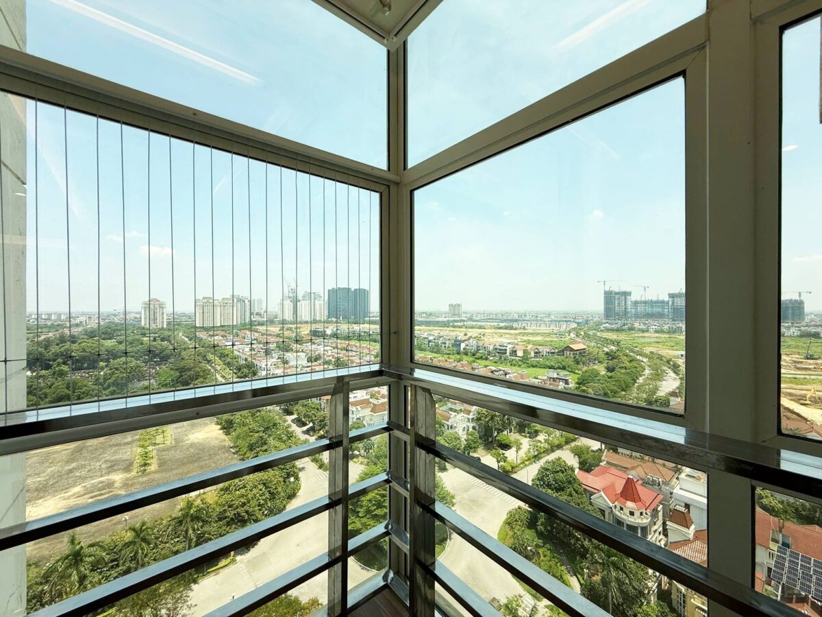 Contemporary 3-bedroom apartment for rent at E4 Ciputra (7)