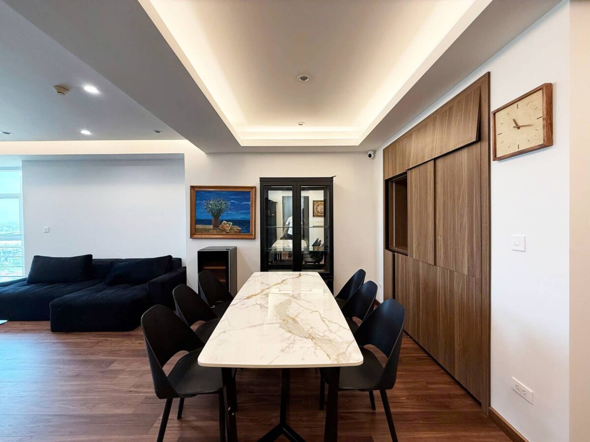Contemporary 3-bedroom apartment for rent at E4 Ciputra (8)