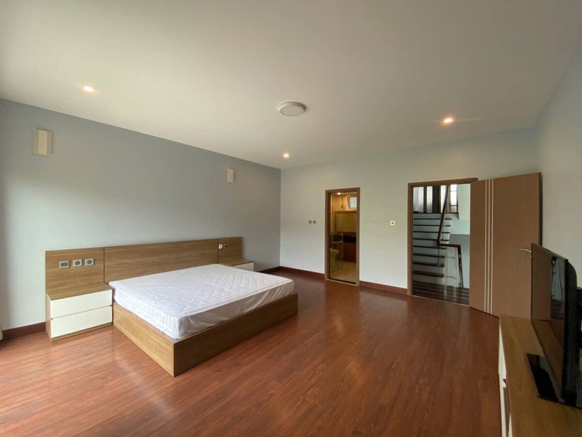Awesome 6-bedroom villa at Q Ciputra for rent (10)