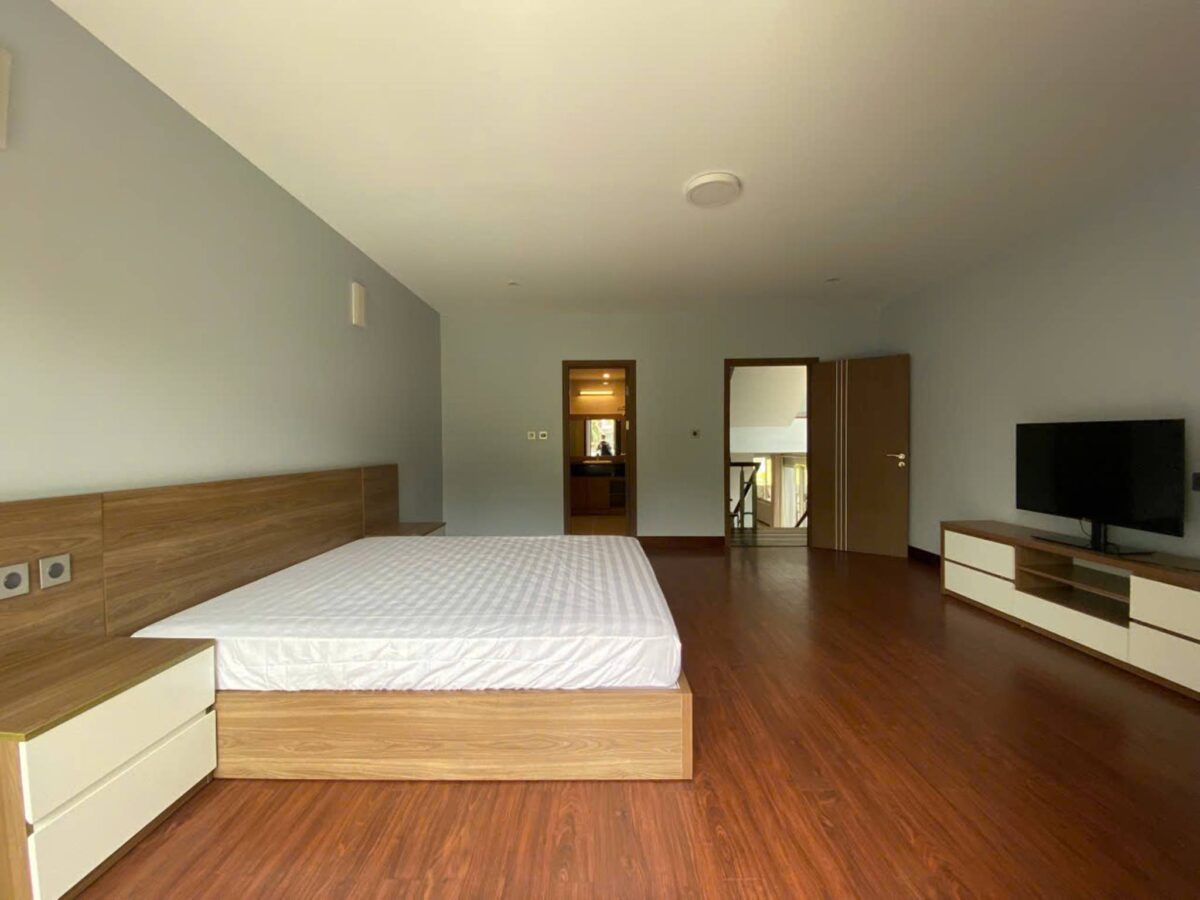 Awesome 6-bedroom villa at Q Ciputra for rent (11)