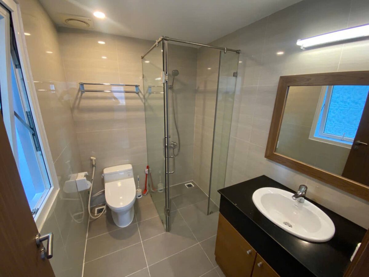 Awesome 6-bedroom villa at Q Ciputra for rent (23)